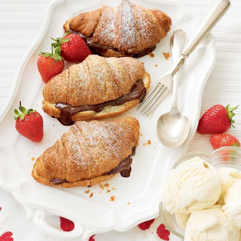 This powder is used as an improver of a wide range of fermented products, especially croissants, strudels and frozen doughs, and by strengthening the effects of gluten, it guarantees a high quality baking product.